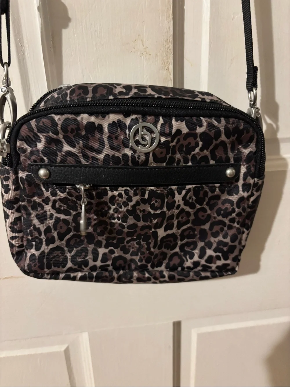 Like new Leopard Print Crossbody Shoulder Bag in Brown, black, belt straps,